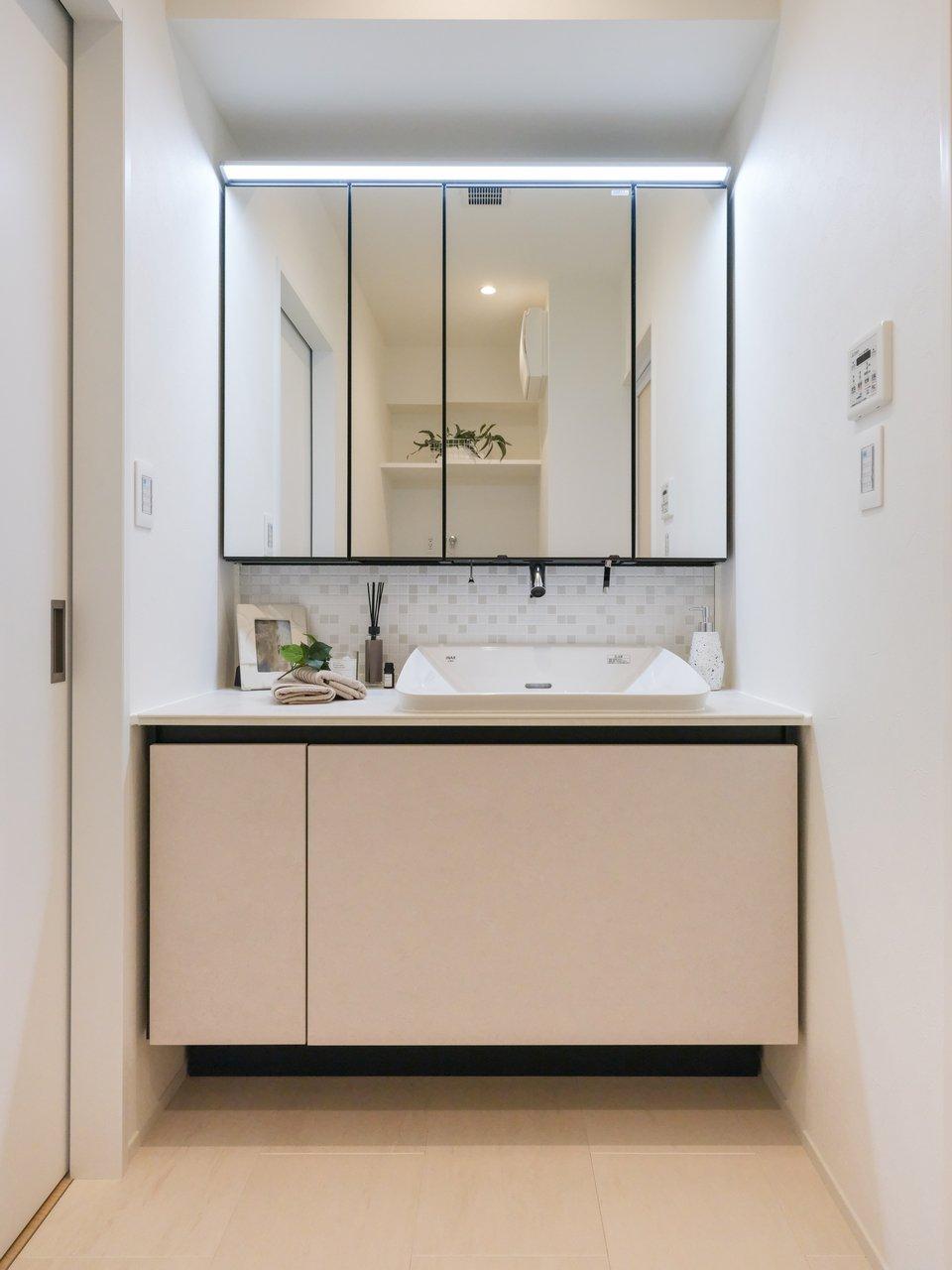 洗面室はナチュラルカラーの面材やタイルで清潔感のある空間に