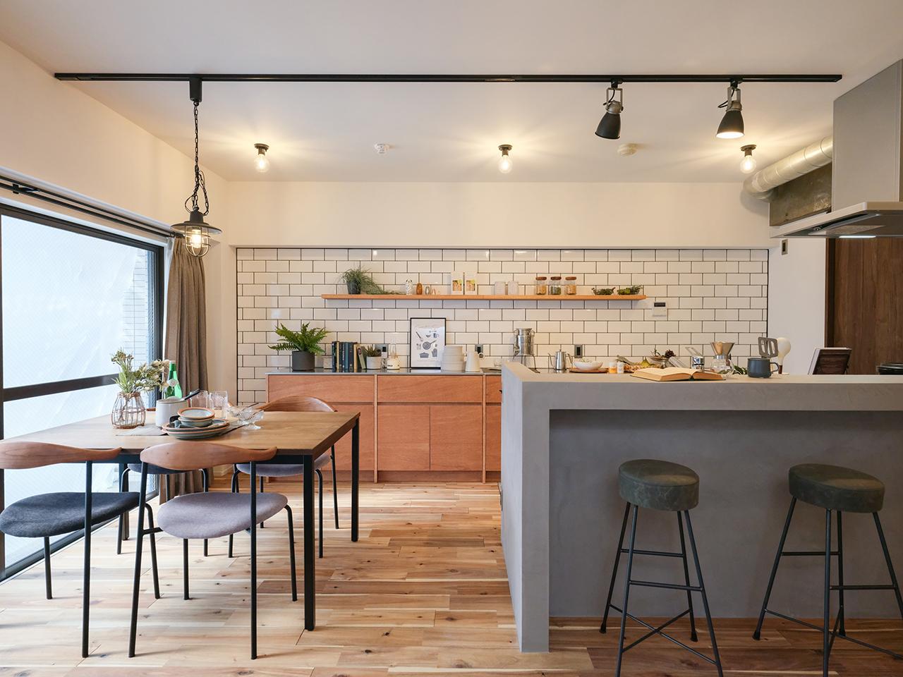 無垢材の床や塗装壁を採用し、素材の質感や経年変化を楽しめる空間に仕上げました