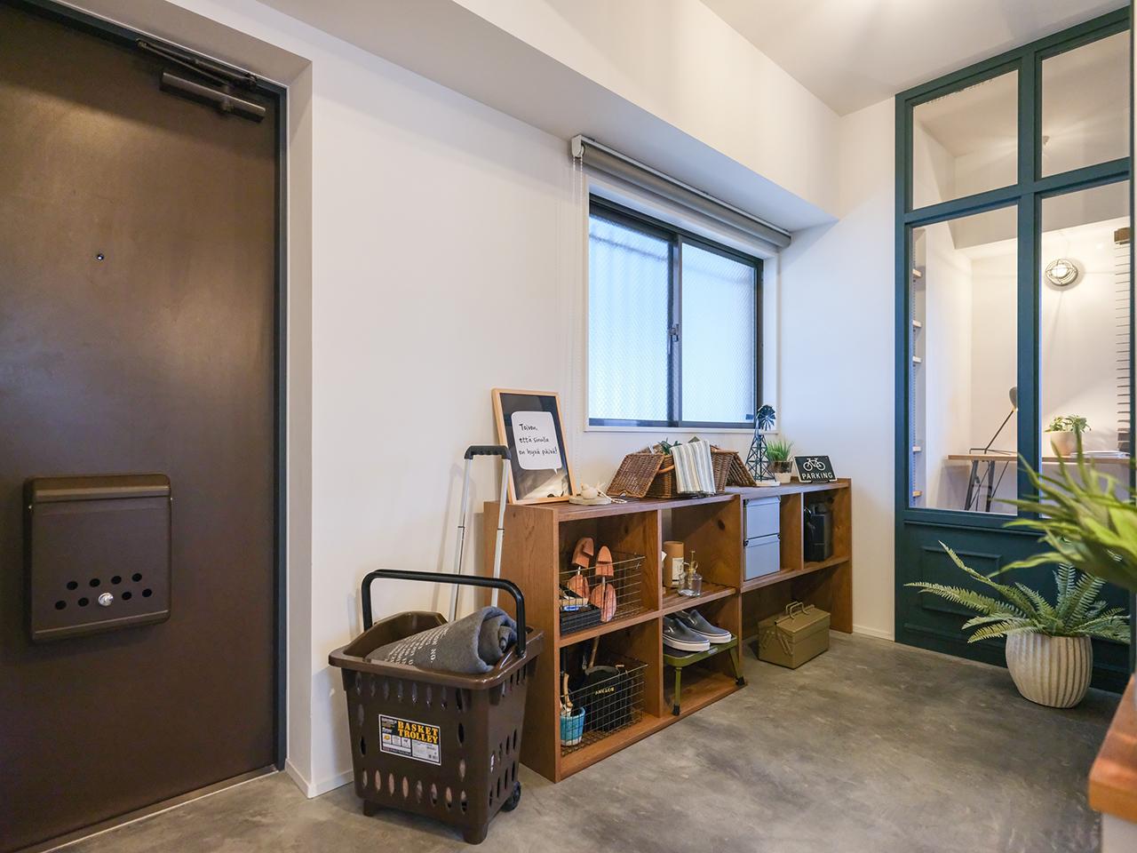 自転車やサーフボード、靴などのコレクションを展示したり、DIYしたりするスペースとして利用できる土間