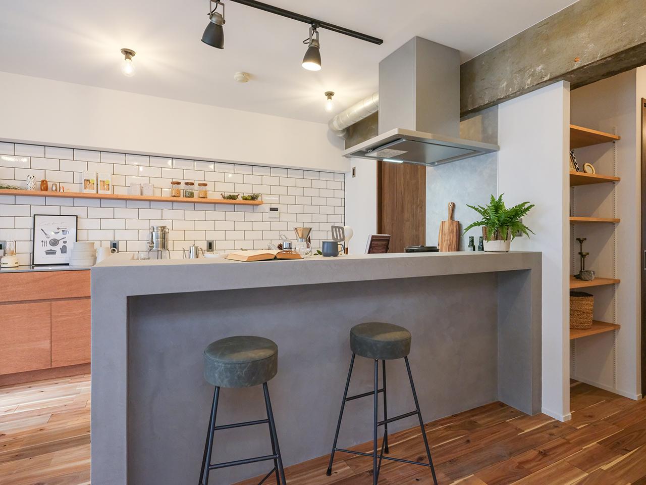 タイルや木と調和するモールテックスのカウンター