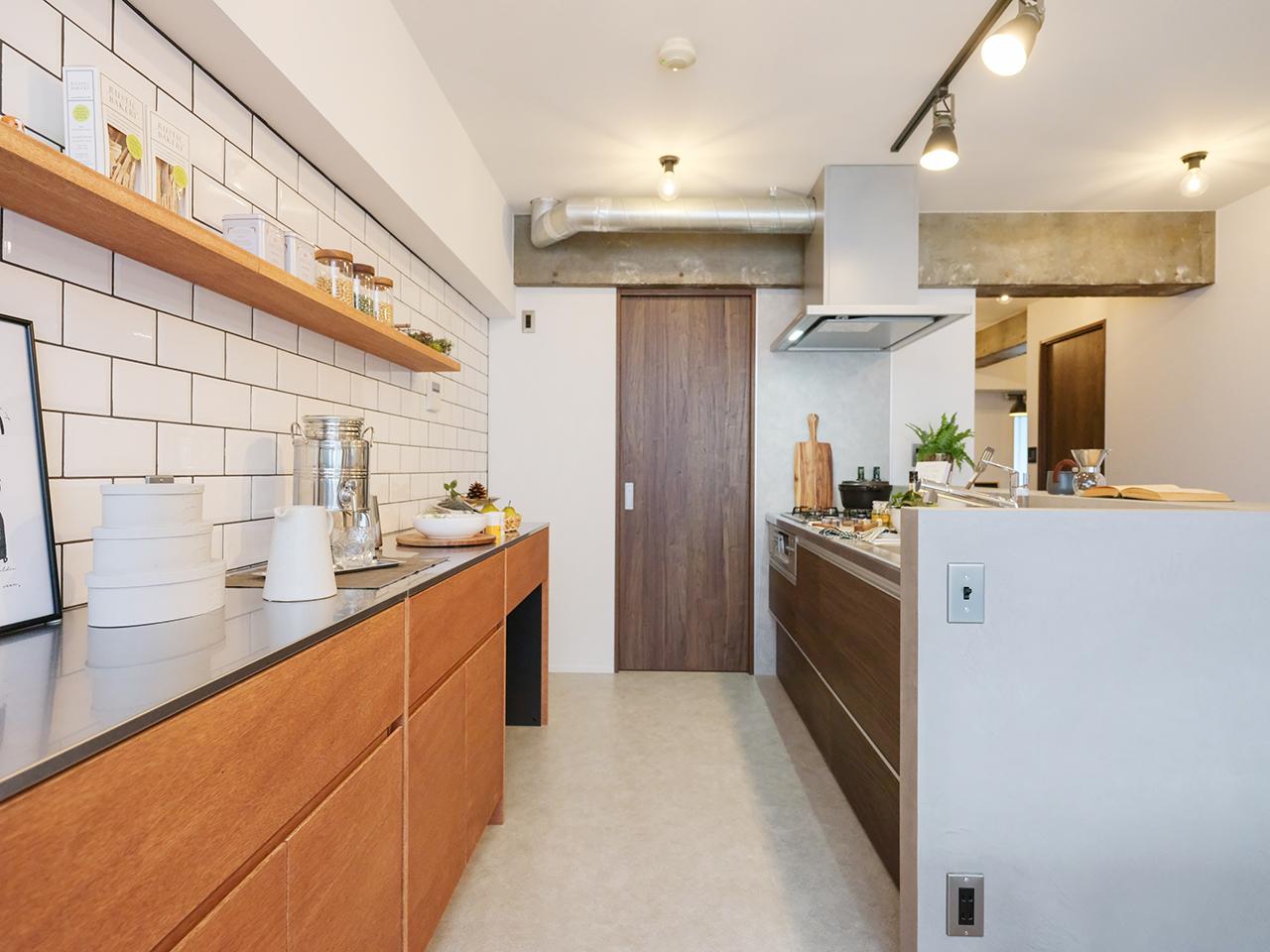 造作カップボードは、扉に手作り感のあるラワン合板、天板にバイブレーション仕上げのステンレスを採用しました