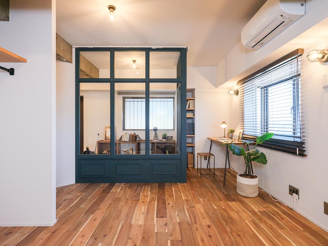 大きなベッドやデスクを置いてもゆとりがある約9.4帖の洋室