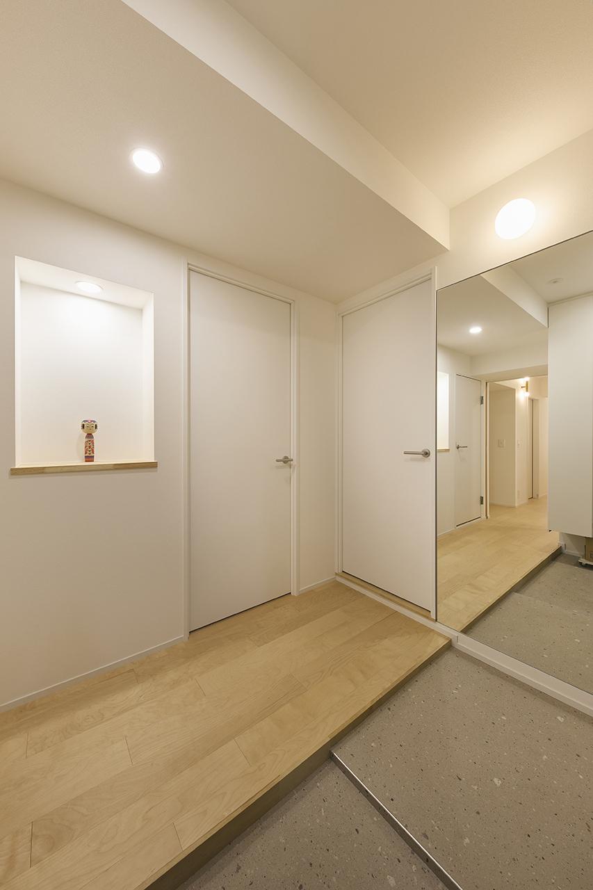 壁面には大きなミラーを埋め込み、すっきりとした空間に。