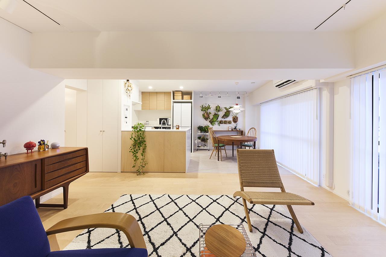 家具が引き立つシンプルな内装にこだわったリビングダイニング。