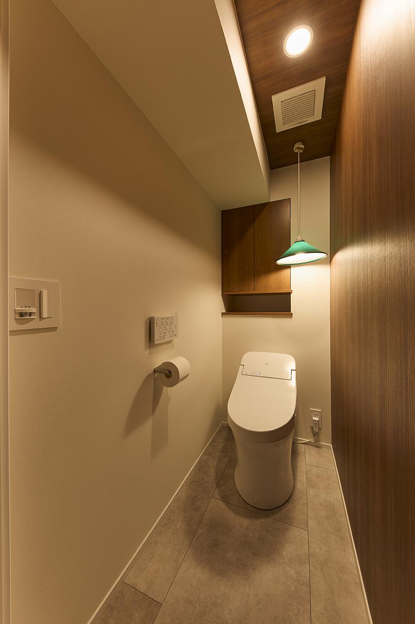 照明や壁紙にこだわったトイレ