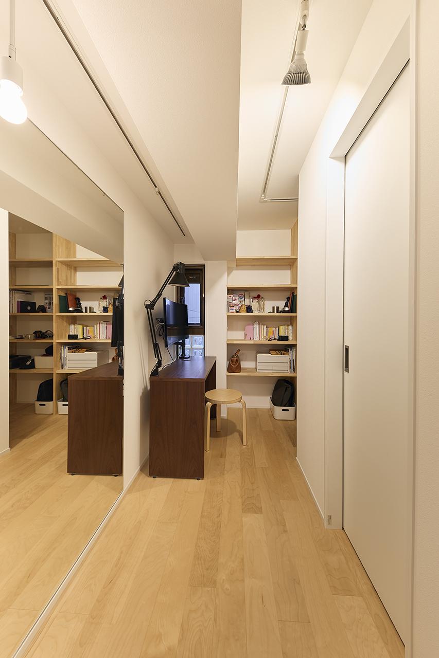 趣味のものを収納できる棚を造作したフリースペースは、デスクを置けばワークスペースとしても使える多機能な空間です。
