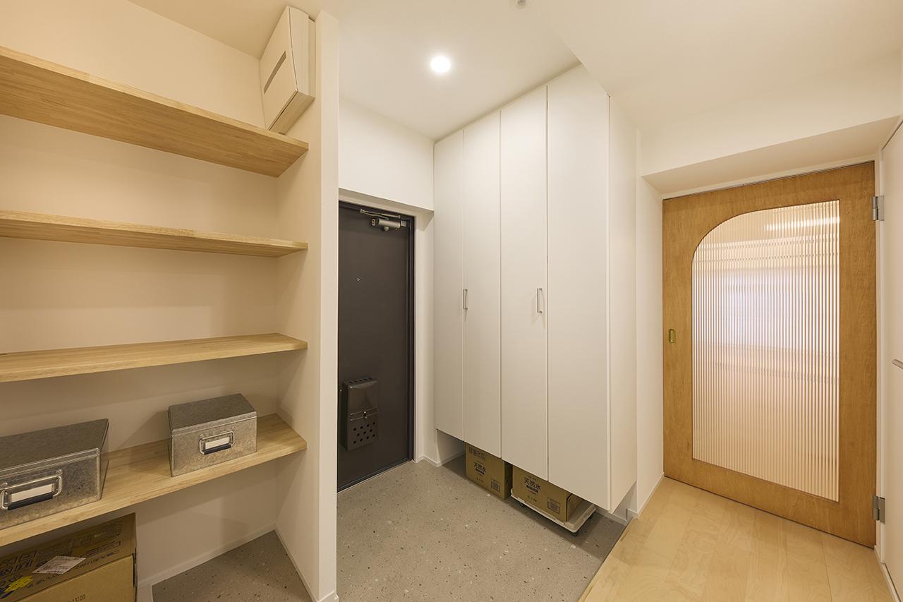シューズボックスと棚を備え付け、収納力を重視した玄関。