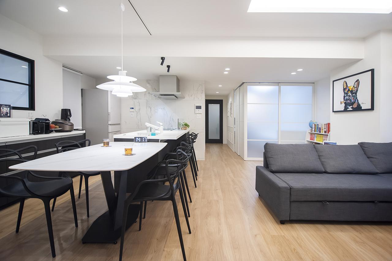 モノトーンとナチュラルが調和するリビングダイニング。