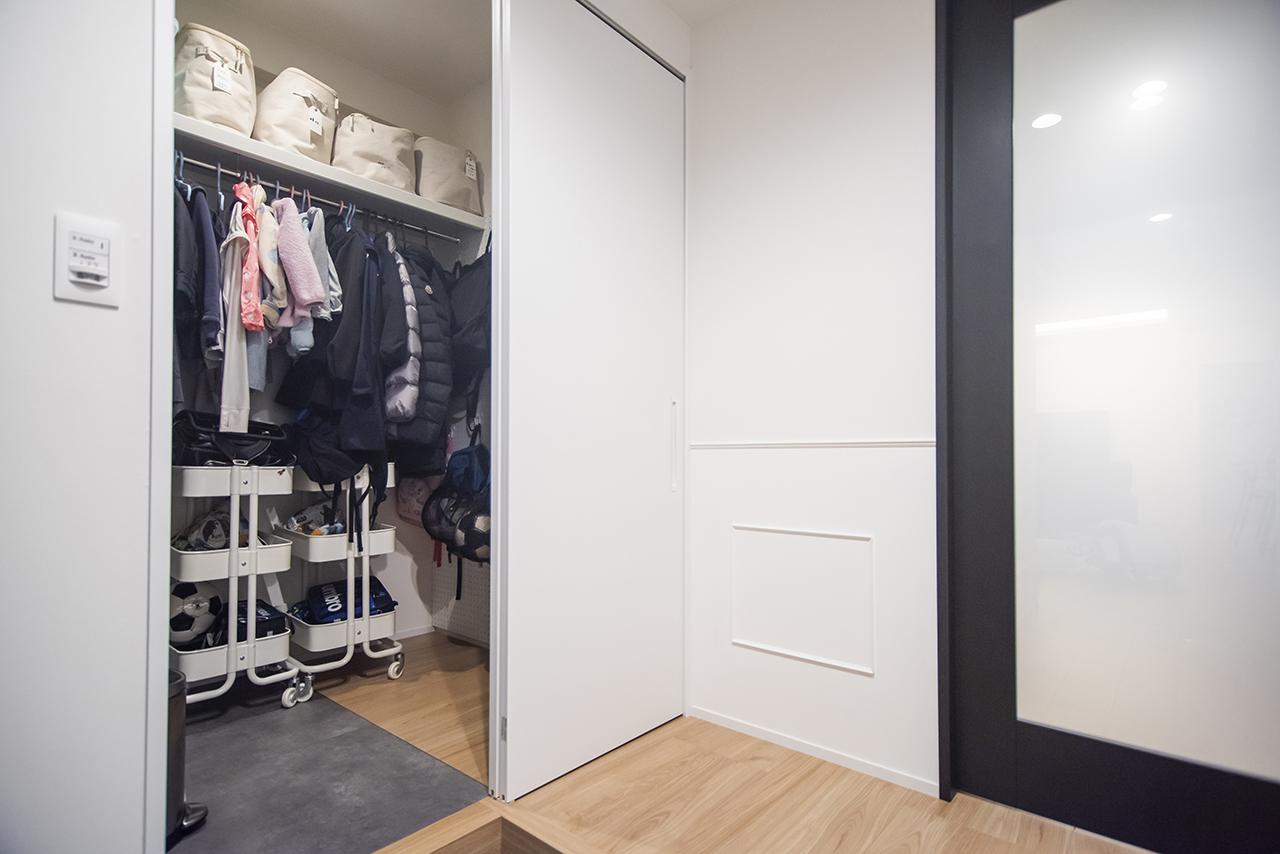 玄関には、お子さんのバッグやサッカー道具も収納できるシューズインクローゼットを新設しました。