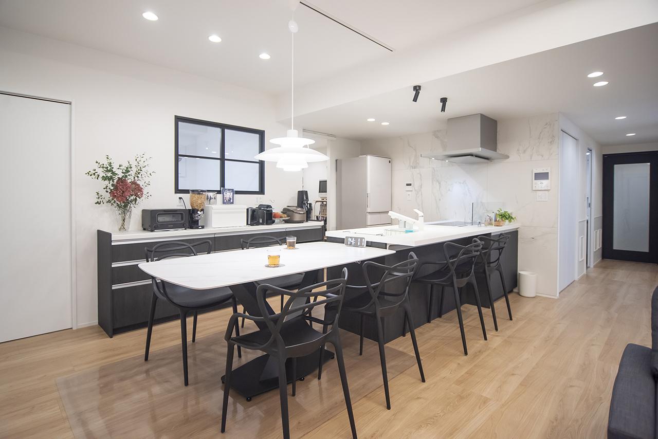 キッチンの横にダイニングテーブルがあることで、食事や食器の片付けもスムーズです。