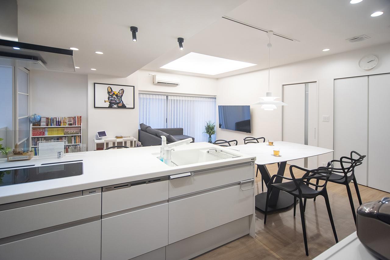 オープンキッチンからはリビングにいる家族の様子が見え、コミュニケーションが取りやすくなりました。