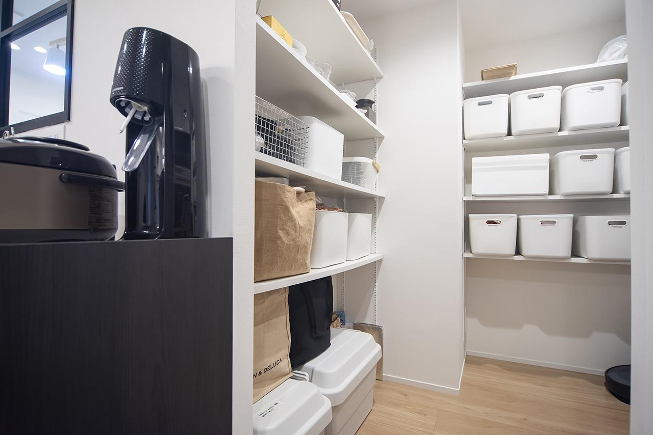キッチンの奥には大きなパントリーを新設しました。