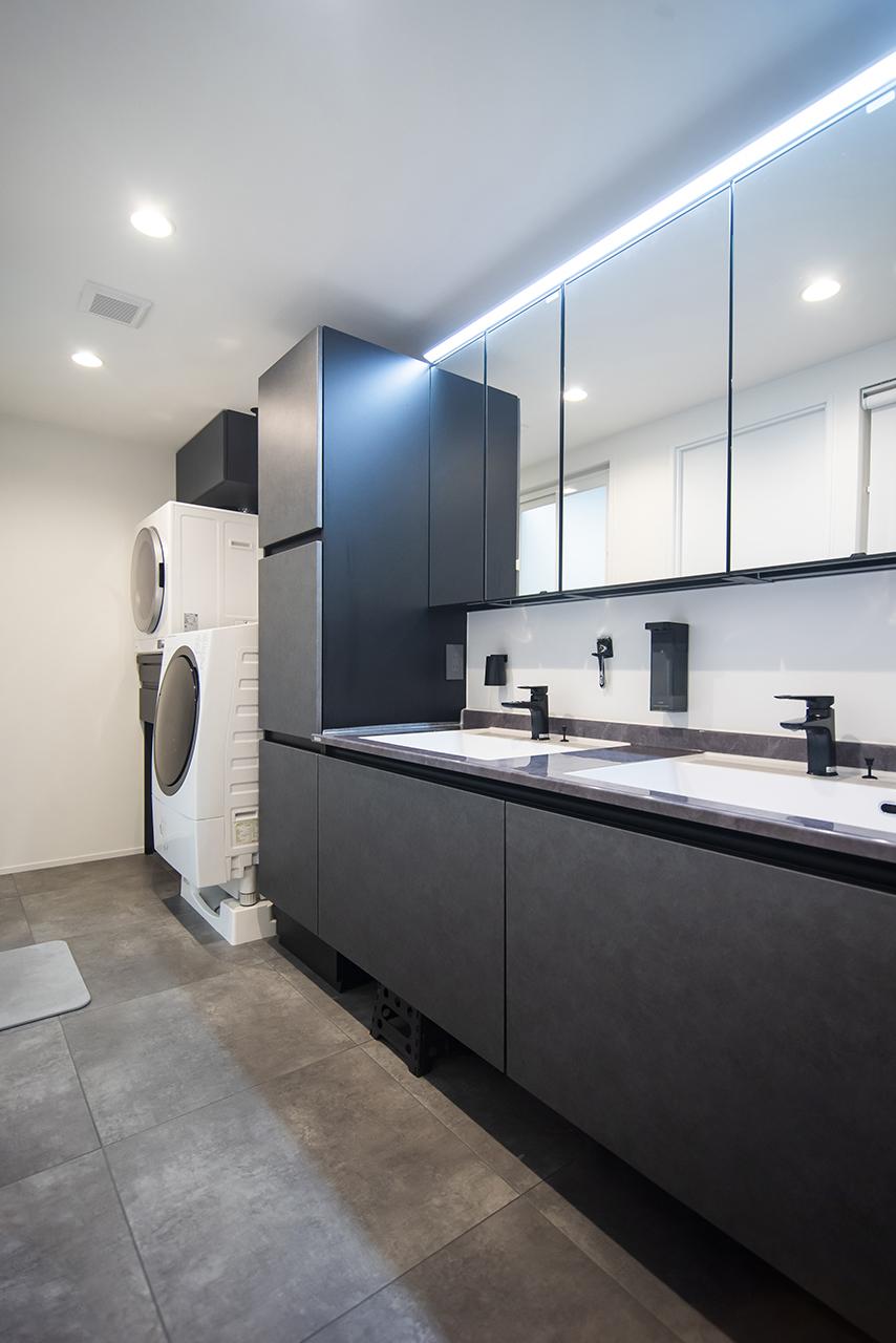 洗面化粧台は、朝の混雑を避けるため2ボウルを採用しました。