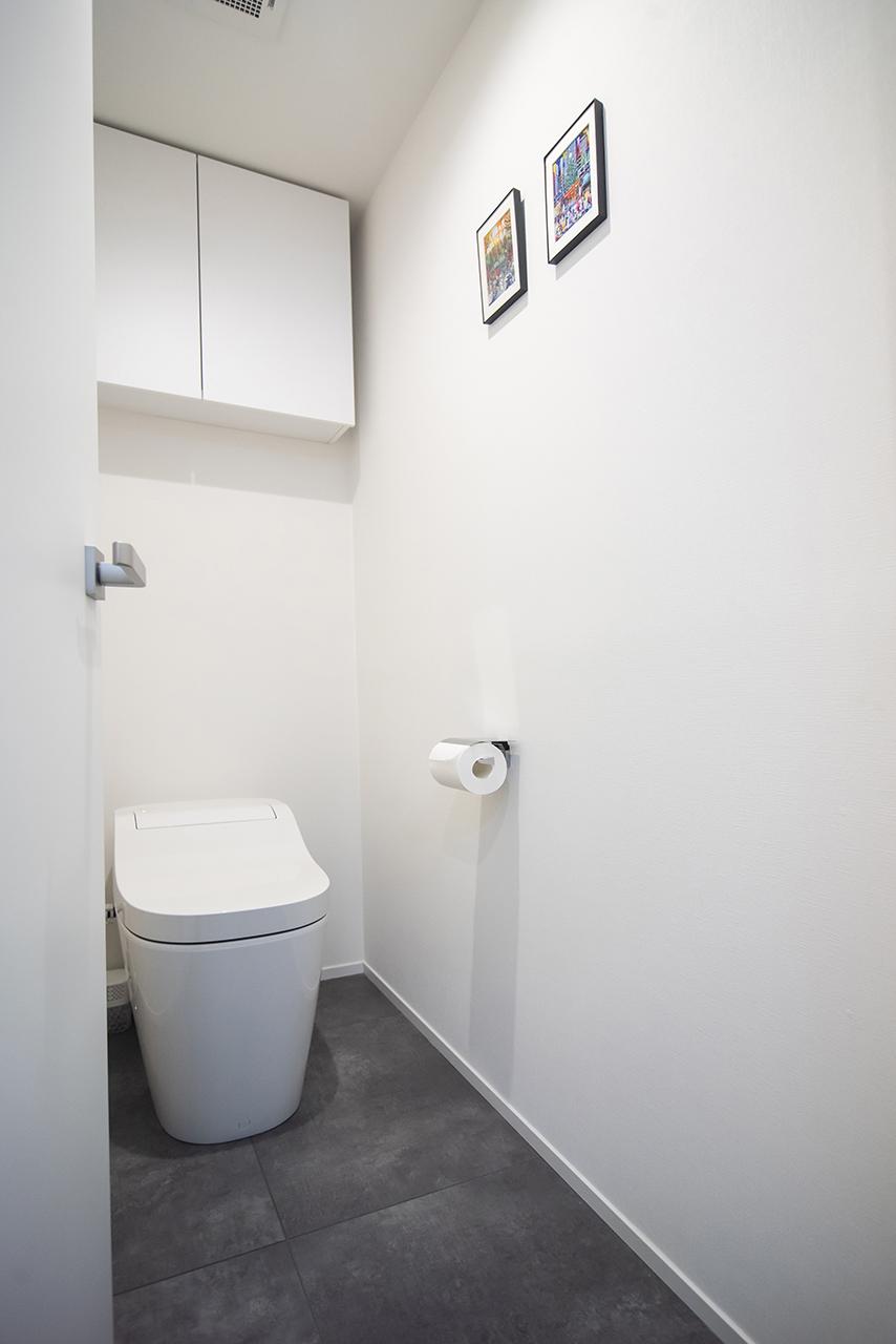 浴室とデザインを揃えたトイレ。