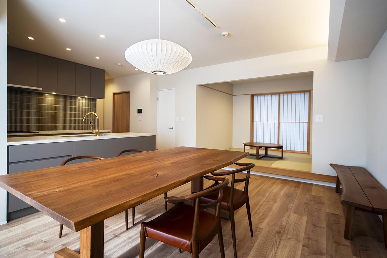 ダイニングには新たに小上がりの和室を設えました。