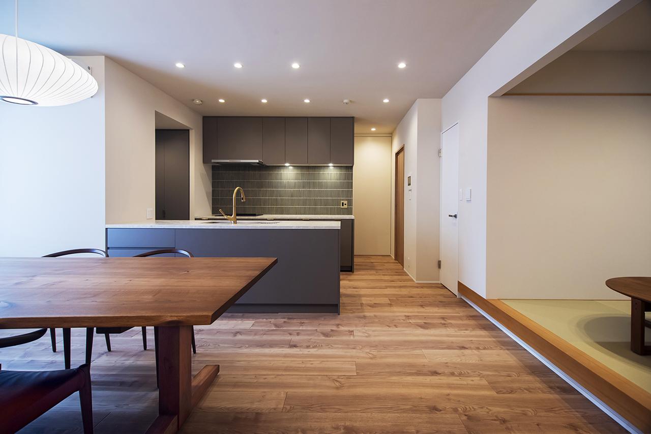 存在感のある造作キッチンが主役のダイニング。