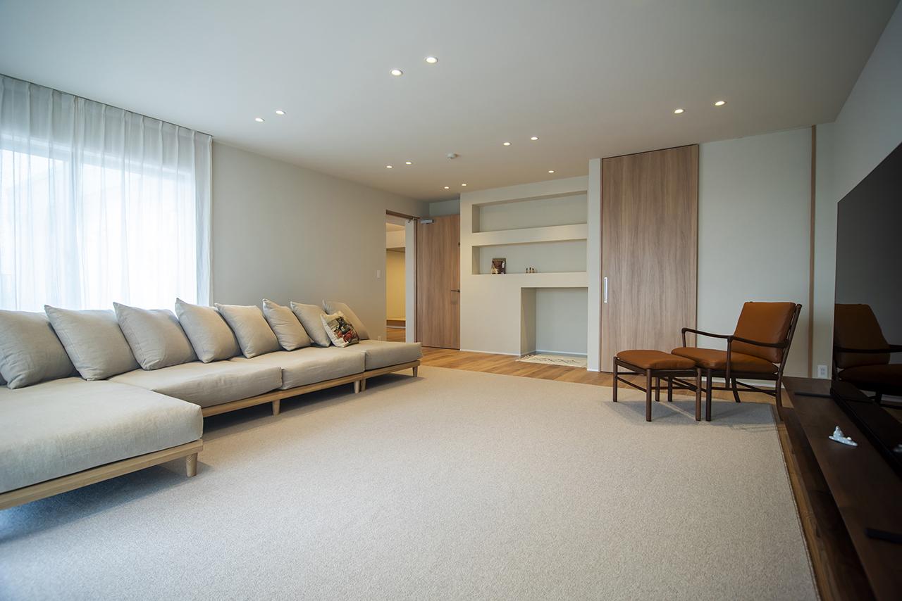 リビングには可動棚やニッチも配置し、収納とインテリアのバランスも考慮しています。