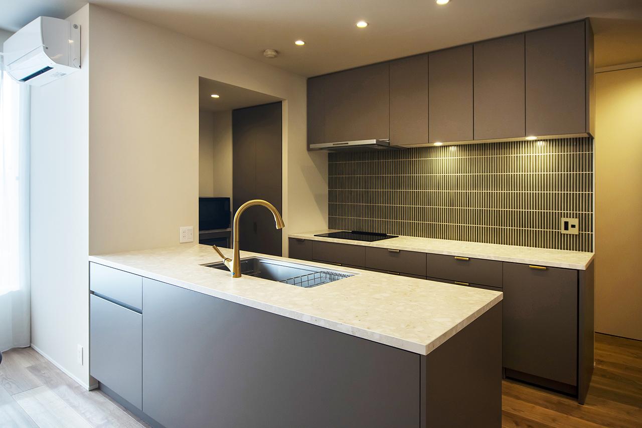 厳選した壁のタイルや真鍮の水栓が空間に高級感を添えています。