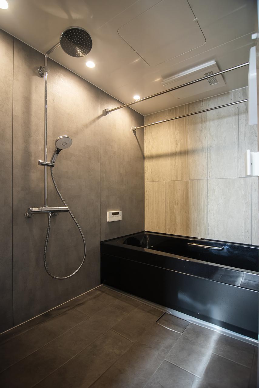 モダンで落ち着いた雰囲気の浴室