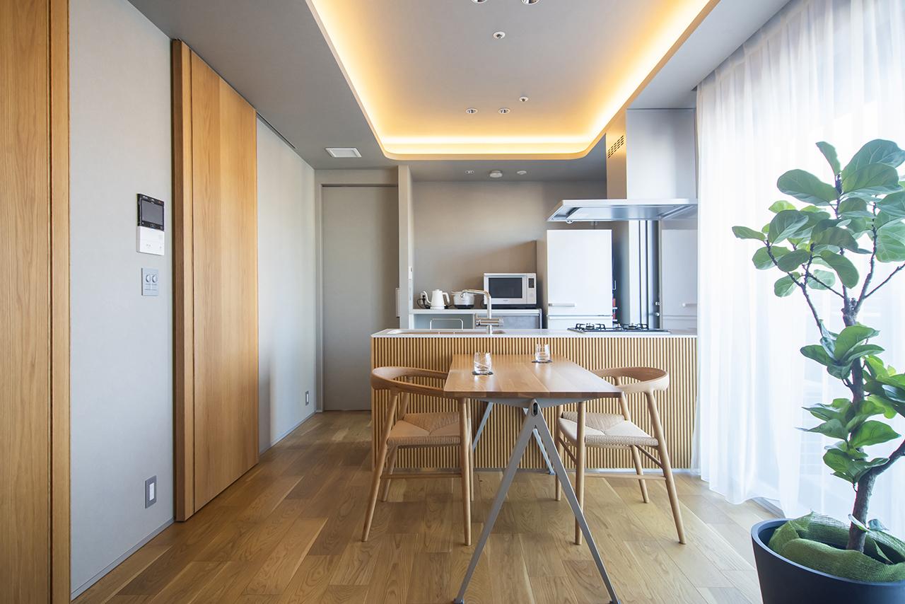 リビングダイニングは、グレーの壁や木を使って温かい雰囲気に。