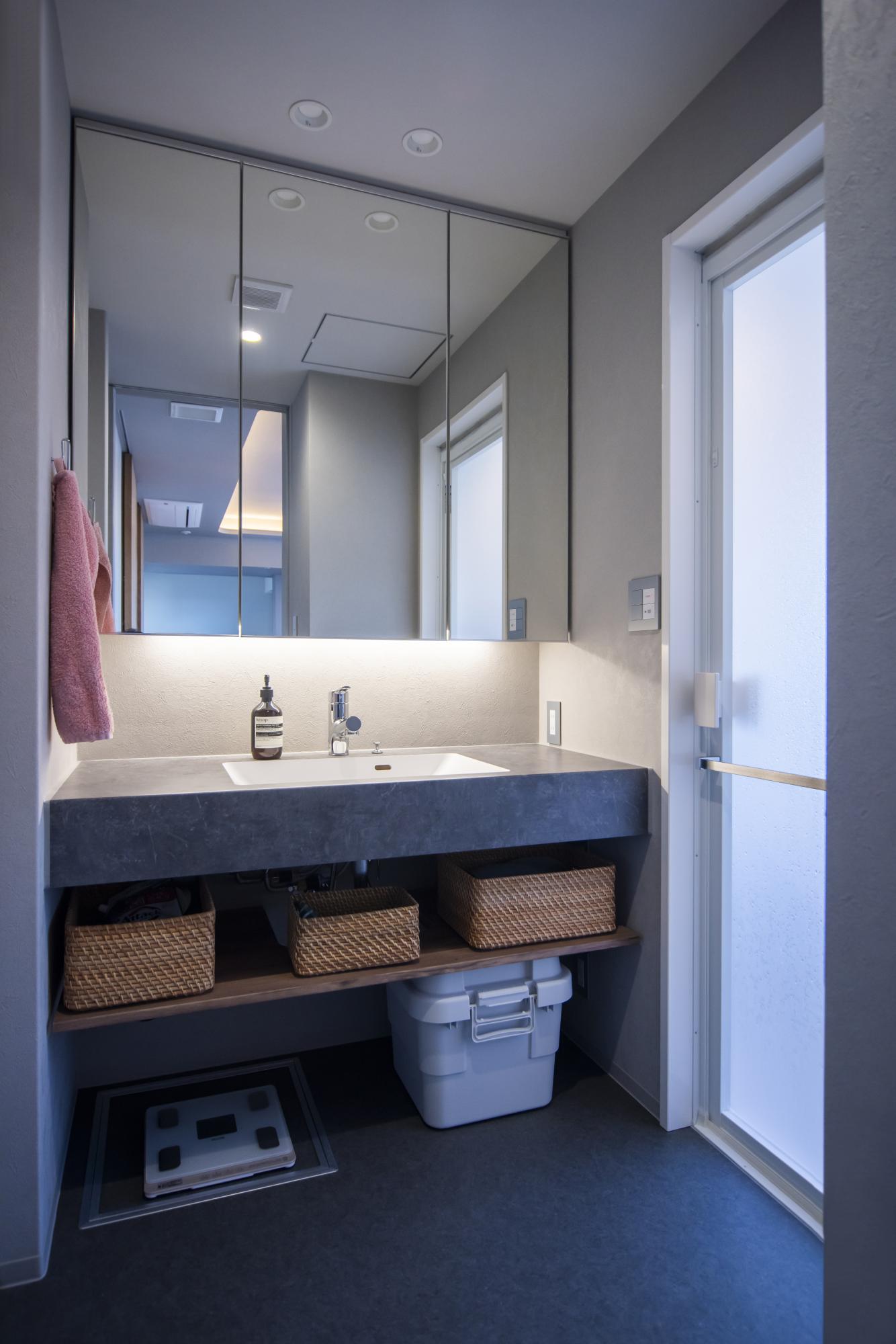 洗面室は、グレーのマットな石目の洗面カウンターがアクセント。