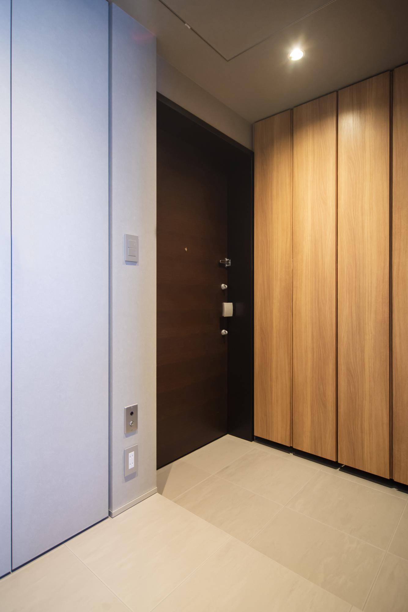 玄関には、ベビーカーやゴルフバッグを収納できるシューズボックスを新設。