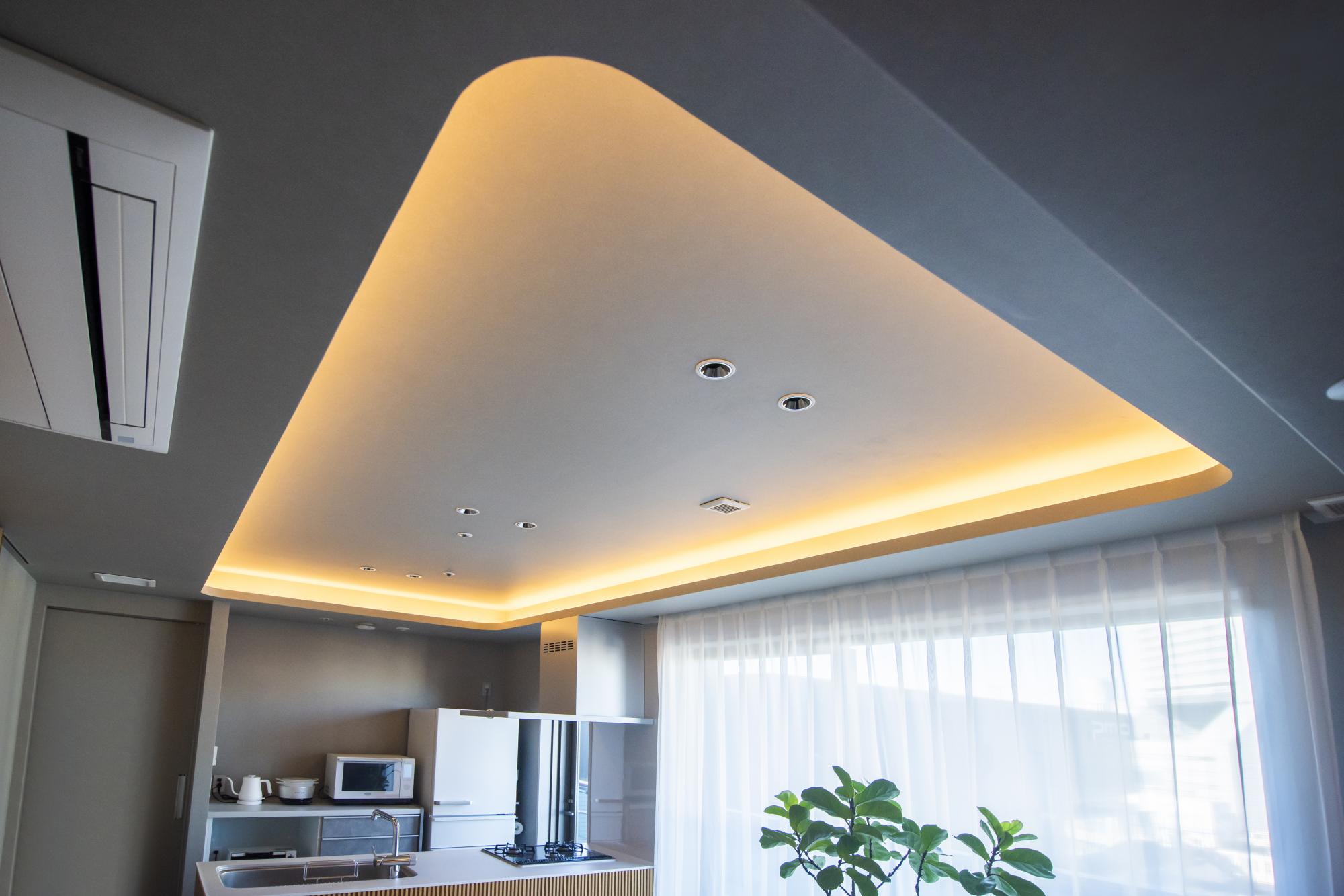 リビングの折り上げ天井は、曲線を描くことで柔らかい雰囲気をプラス。