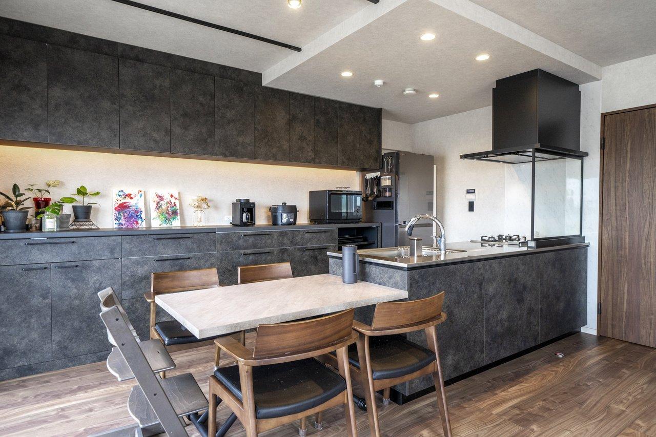 キッチンとカップボードはグレーで統一