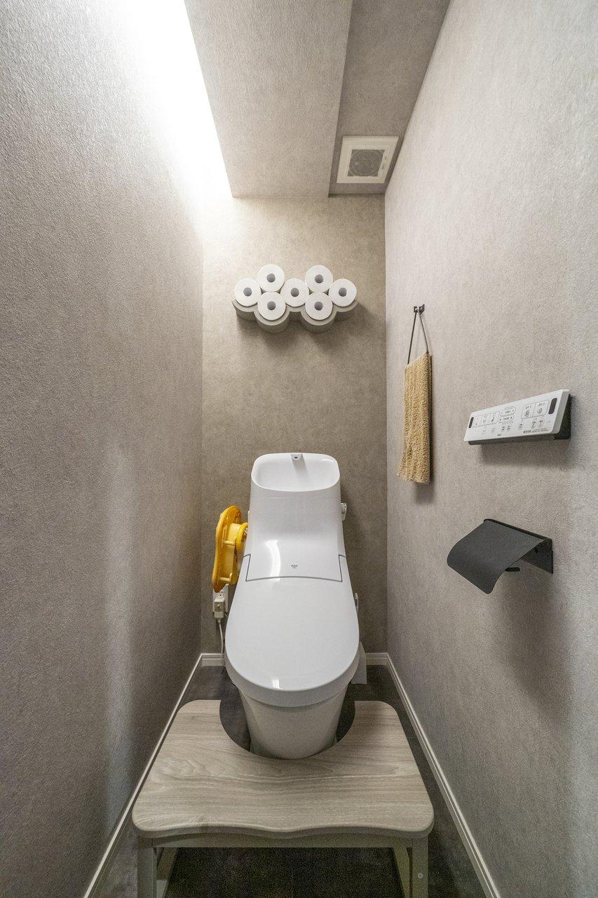 グレーのクロスと間接照明で落ち着くトイレ空間