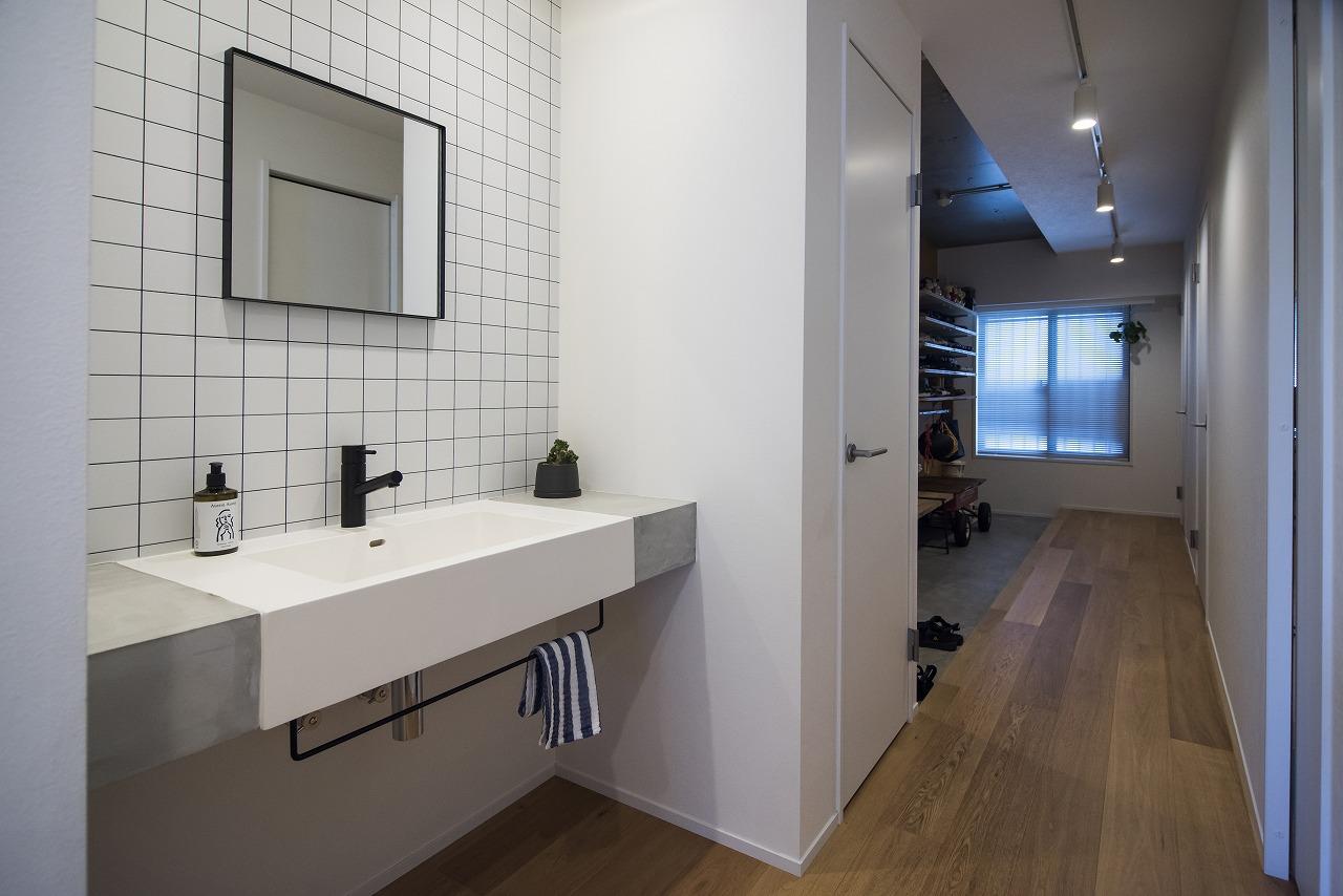 廊下に配置した洗面台