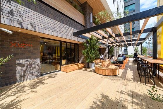 会場はLIFULL table。株式会社LIFULL本社入口横のカフェスペースです。小さいお子様がいてもベビーカーのままお入りいただけます。