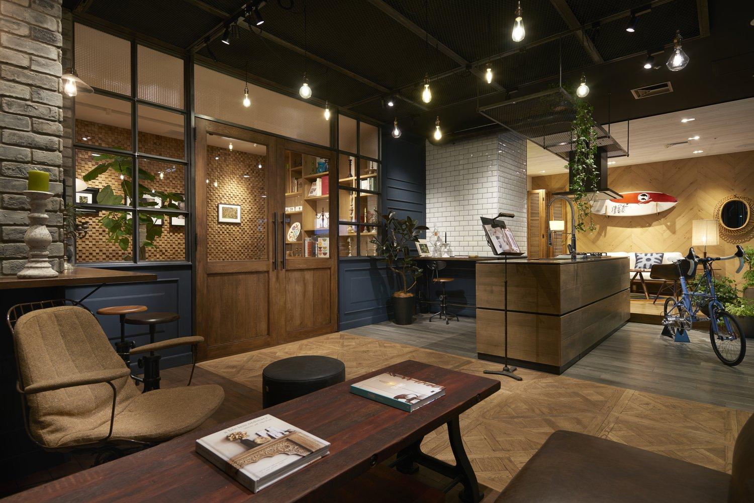 渋谷ショールームラウンジでは、異なる3つの内装デザイン（ヴィンテージ、カリフォルニア、オーガニック）を実際にご覧いただけます。
さまざまな建材のサンプルをご用意しており、実際に見て触って質感の違いなどを知っていただくことで、より具体的にリノベーションのイメージを膨らませることができます。