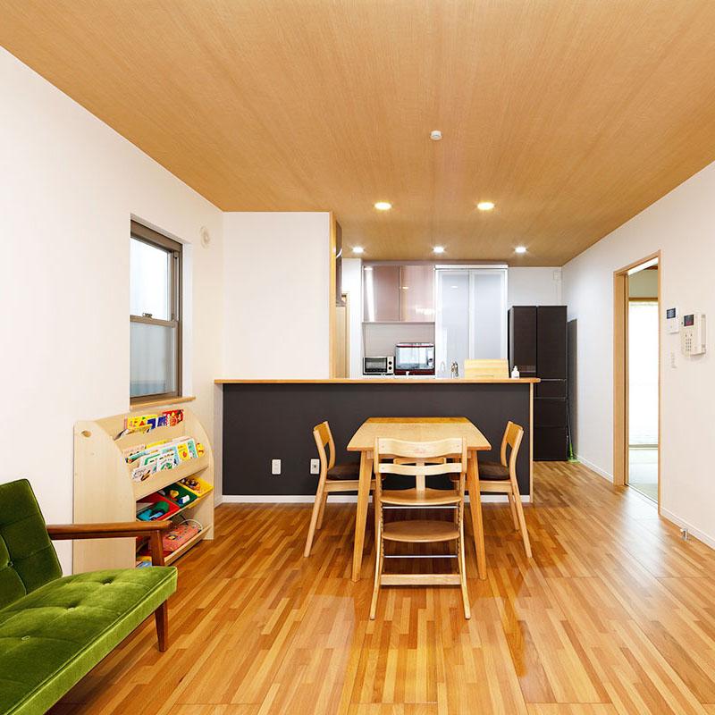 LDKは真っ白のクロス、天井も明るめの木目を使うことで広々と清々しい雰囲気のお部屋になりました。
カウンター下のクロスや冷蔵庫の黒がとても良いアクセントになり、さわやかながらも引き締まった印象を感じさせます。