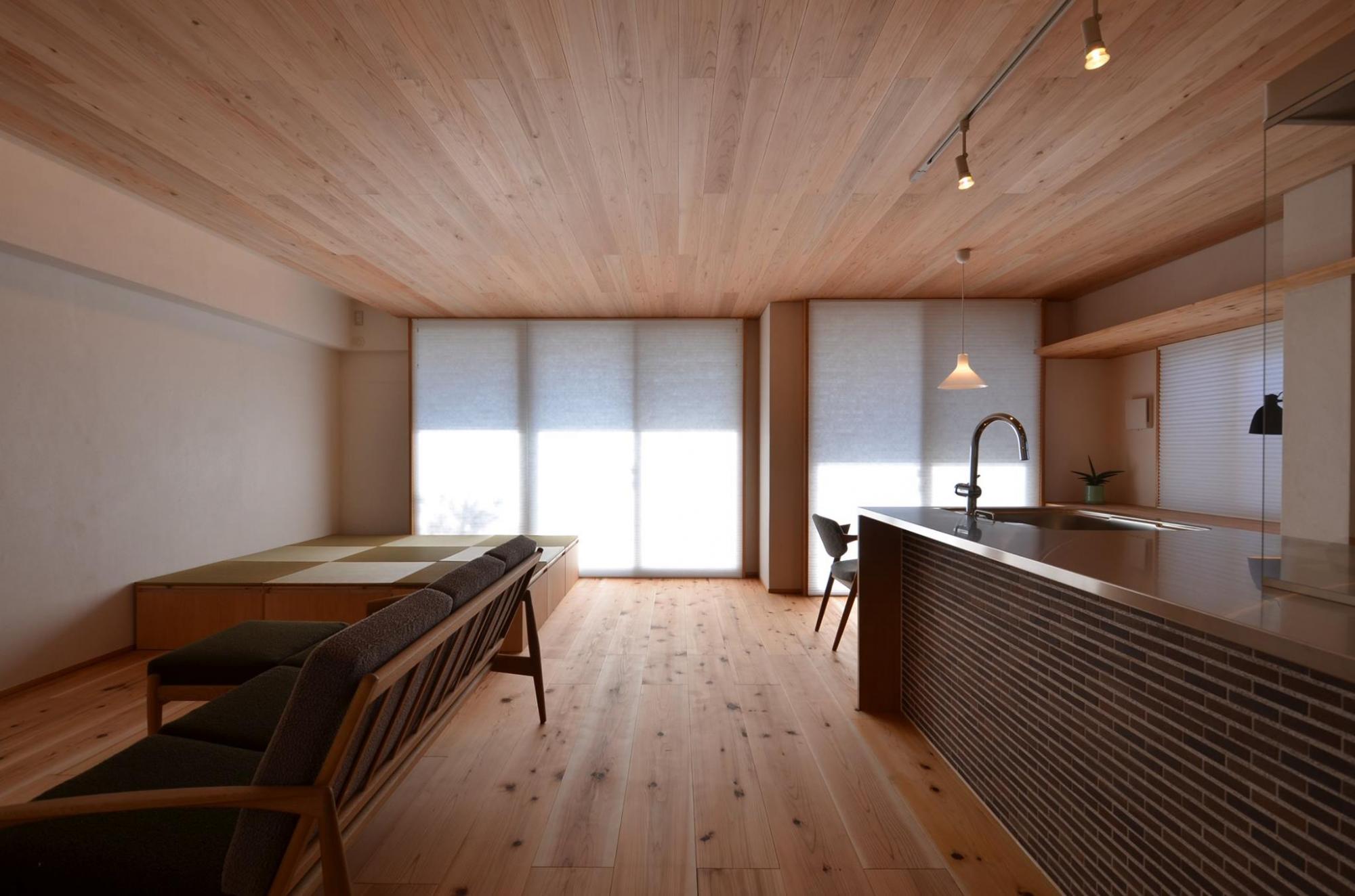 ビニルクロスや合板の建築材料が主体の住まいは何だか心地よくありません。
私達は自分自身が心地いいと感じる木や自然の素材を主体とした住まいづくりをご提案しています。
でも心地よい素材を使えば快適な住まいとなるわけではありません。
戸建てであれば低い耐震性を向上させることや経年劣化で傷んだ個所を適切に修復することが大事ですし、
マンションであれば画一的な暮らしにくい間取り、少ない収納にどう対応するのかが求められます。
「対面キッチンにする」
「収納量を増やす」
「コンクリートむき出しにしてと快適な雰囲気にする」
そんな部分的な要素だけで考える画一的なリノベーションではなく、
古い住まいと対話をし、その住まいの良さをうまく引き出すリノベーションをご提案いたします。