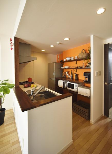 既存の設備をそのまま活かしたキッチンです。造作収納の追加や新色の塗装でリフレッシュ! DIYのカラー塗装で低コスト＋愛しさ倍増です。