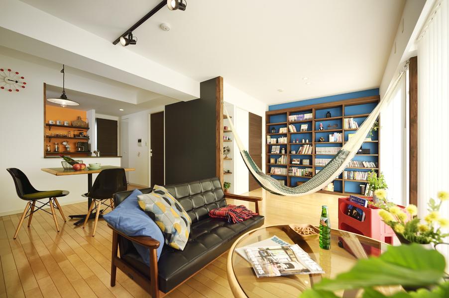 キッチンのオレンジを眺める快適なダイニングです。たくさんのゲストが余裕で寛げるベンチは収納・飾り棚も兼ねる実力派。