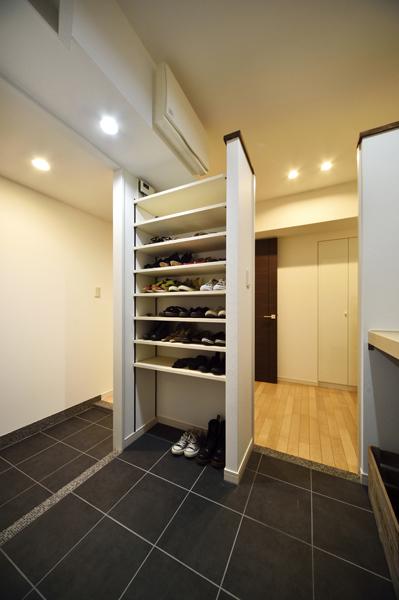 シックなタイル敷きの広い玄関です。隣室を一部組み込んでオープンタイプのW.I.Cに変更。スーツケースなど大物も収まる大容量です。