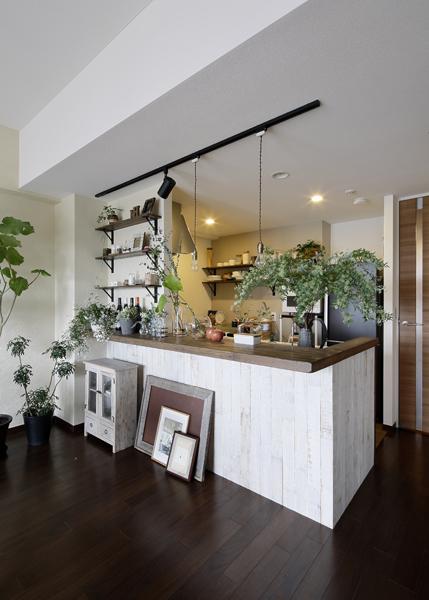 黒い飾り棚とキッチンカウンターの様子
劣化の少ないキッチン設備はそのまま活かし、その予算でカウンターを一新しました。腰壁・天板はアンティーク加工のオーク材です。同じ素材を用いて黒スチールの飾り棚を造作。すると空間が引き締まり洗練した印象に変わりました。