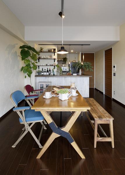 お洒落なカフェの装いのダイニングキッチンです。デザインの決め手は、腰壁に使われたアンティーク加工のオーク材。あえてムラを付けた塗り跡が印象的です。照明など小物には金属を使い、ナチュラル過ぎないテイストに仕上げました。