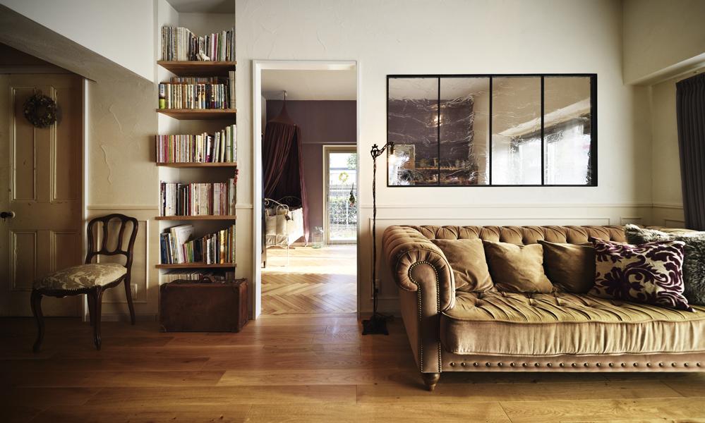 マニッシュなアクセントウォールを一部塗装したLDKです。ヴィンテージ家具が素敵に調和したクラシカルテイストの室内です。床は無垢オーク材 壁は珪藻土をご採用。