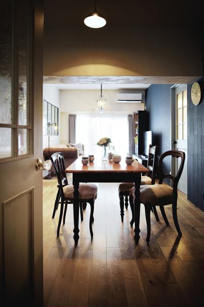 玄関ホールから見たダイニングの風景です。明るいリビングから一線を画す『隠れ家』的な大人の空間。大きなLDKに違った表情を与えました。扉は造作したオリジナル品。