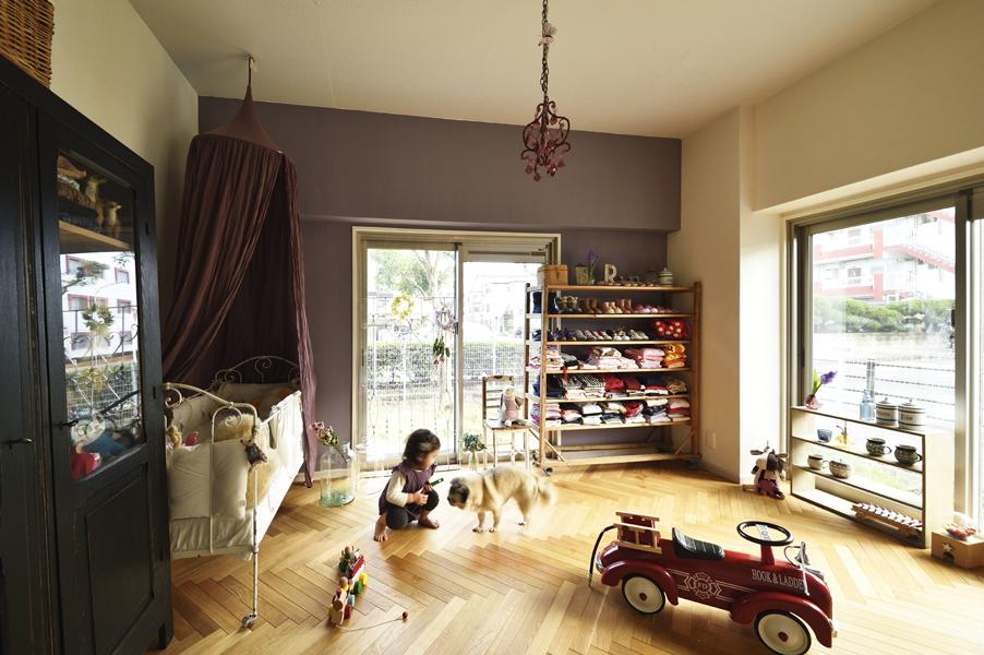 ヘリンボーンの床張りがスタイリッシュな子ども室です。LDKと繋がる開放的な空間設計で 将来的に扉を設置して個室化もOK。植物オイル仕上げの無垢床はお子様に安心。