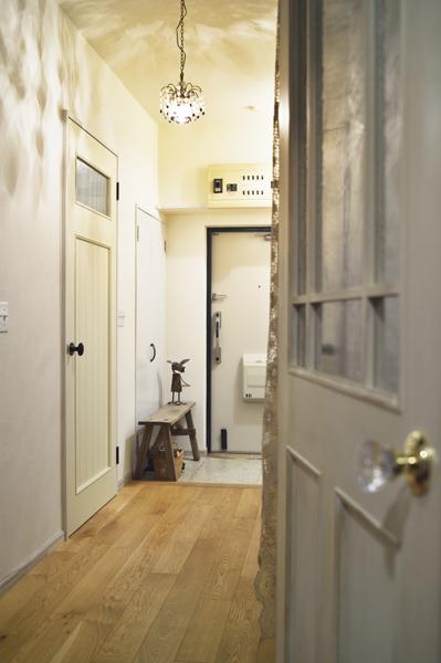 白基調の明るい玄関ホールです。無垢オーク材を自然オイルで塗装しました。室内扉はどれも1点もののオリジナル。ドアノブなど小物にもこだわりました。