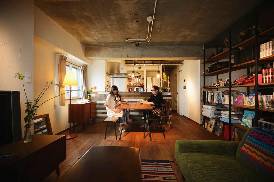 採光あふれるLDKです。「職場への好アクセスと日当たりの良さ」の適う物件が見つかりました。和室を取り込んで大きくLDKを造り、無骨なヴィンテージテイストに仕上げました。濃茶のフローリングが馴染みます。ブリック、モザイクタイルでフェミニンなテイストも加わりました。