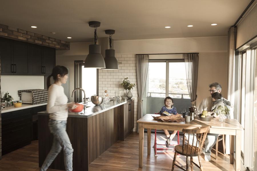 視野が広く子育て向きのオープンキッチンです。木目調と無骨な金属素材を組み合わせました。既成品の収納棚をカラー塗装して室内トーンを調整！コスト削減にも貢献です。