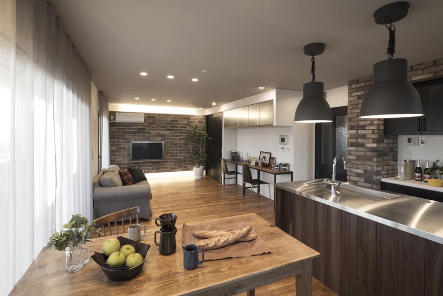 お洒落なブルックリンスタイルのLDKです。無垢チーク材や珪藻土など自然素材とレンガ風ブリック・ステンレス天板など硬めなアイテムが調和して品格ある寛ぎの空間に変わりました。