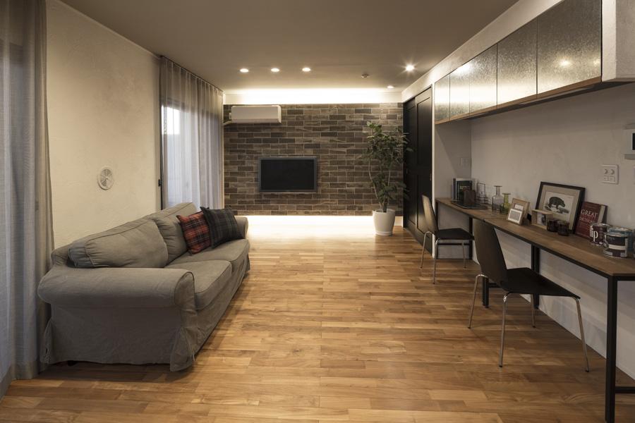 「子育て向きに」のニーズに応えたゆったりサイズのリビングです。ブリックのポイントづかいが独特の存在感。白壁は珪藻土をあしらいました。配線を上手に隠してスッキリした室内です。