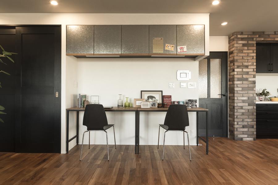 わずかな凹みに造作したインダストリアル風ワークスペースです。アイアン脚の置き机に 亜鉛メッキ扉の天吊収納を揃えました。吊り戸は磁石も付くのでマグネットデコレーションもOK!