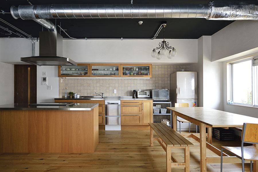 ２列型のキッチンは、二世帯が使いやすく、LDKを有効に活用できるよう配置。キッチンまわりはゆとりある回遊動線にして、二世帯がストレスなく動けるように。可変性のあるダイニングテーブルのレイアウトを変えるだけで空間のイメージががらりと変わるしかけが。