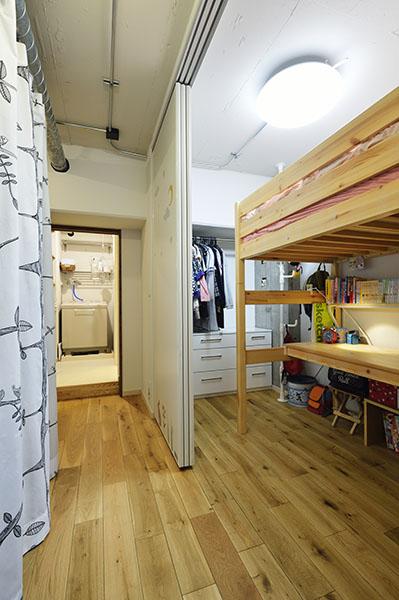 大型収納がすぐそばにあるので、子供部屋はデスク、ベット、クローゼットのみのコンパクトなお部屋に。廊下との間仕切りは、上吊の建具を採用。扉を開ければ、廊下とひとつながりの空間となり、開放的に、閉じれば個室となり、フレキシブルな空間として使用出来る。